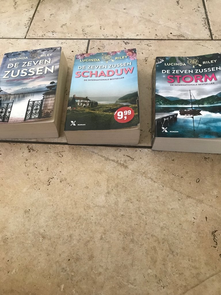 De 7 zussen , eerste 3 delen, Ophalen, Lucinda Riley, Zo goed als nieuw, Nederland