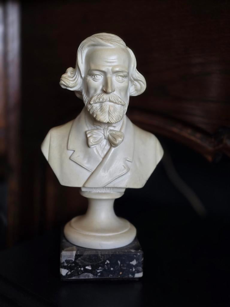 Buste van  Verdi op marmeren voet. 26 cm hoog x 15 cm breed., Ophalen of Verzenden