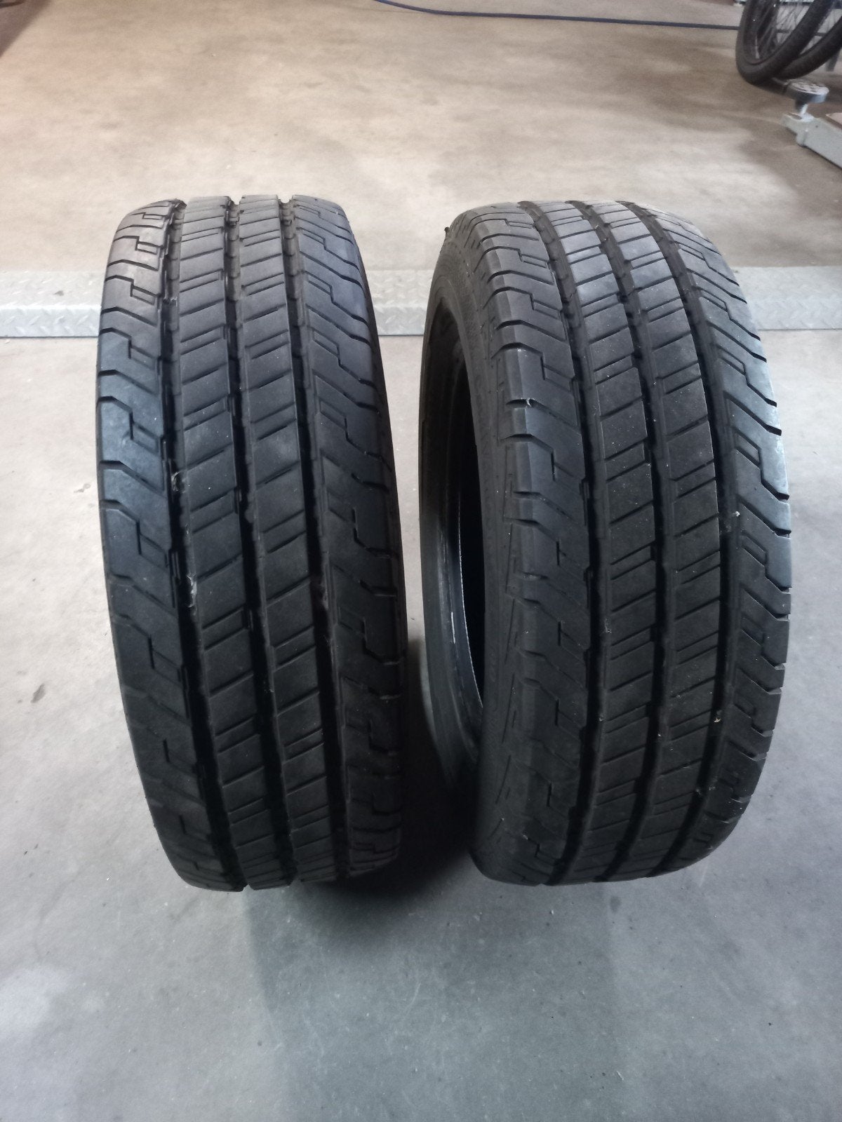 Te koop 2 bedrijfsauto of aanhanger banden, Ophalen, 15 inch, Nieuw, 205 mm