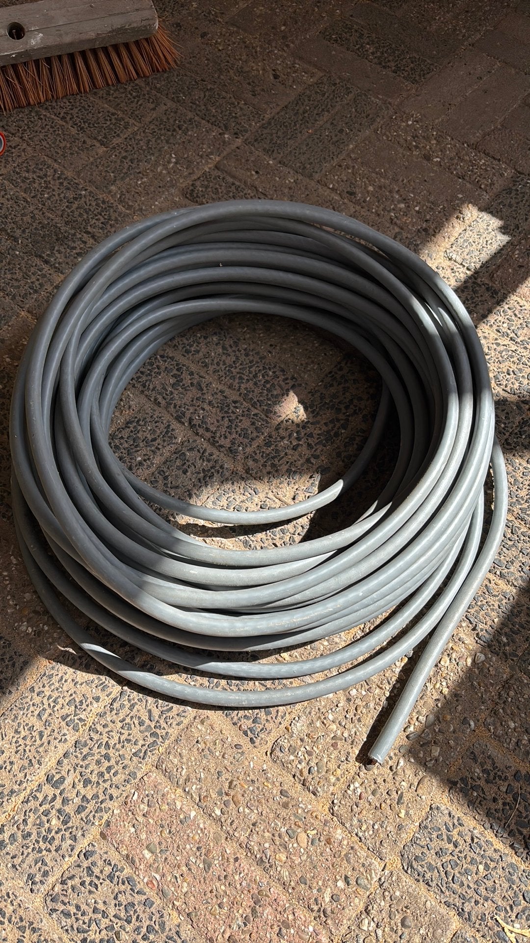 Grondkabel, zo’n 30 meter, Doe-het-zelf en Verbouw, Elektra en Kabels, Ophalen of Verzenden, Nieuw, Kabel of Snoer