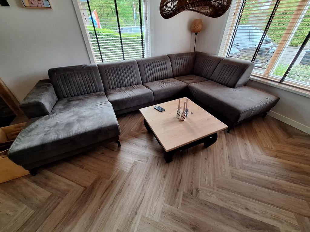 Grijze bank met lig gedeelte, moet weg ivm nieuwe bank., Huis en Inrichting, Banken | Complete zithoeken, Ophalen, Gebruikt
