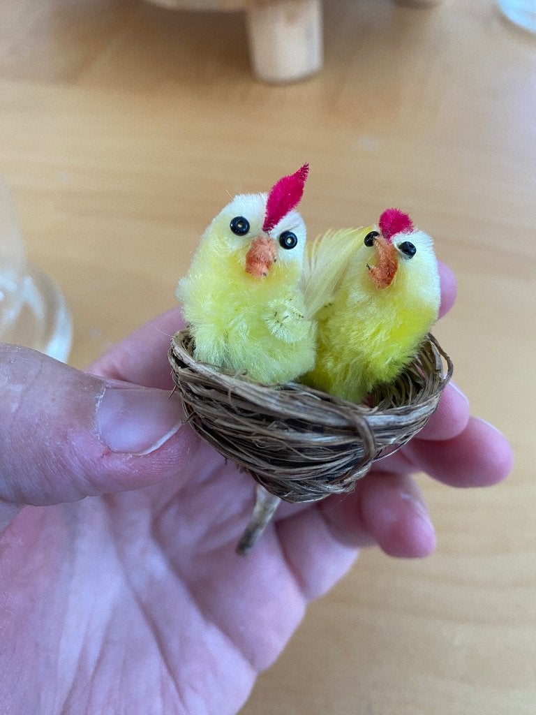 Vintage Pasen twee chenille kuikentjes in nest rookvrij zgan, Ophalen of Verzenden, Zo goed als nieuw
