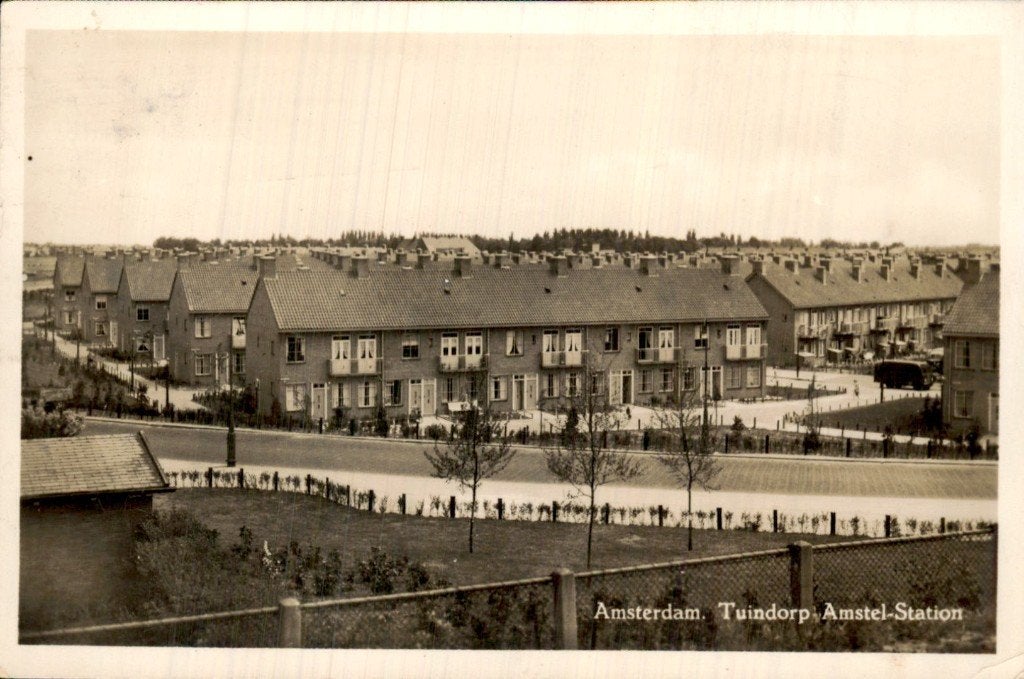 Amsterdam - Tuindorp Amstel-Station - Rij woningen, Ophalen of Verzenden, 1940 tot 1960, Gelopen, Noord-Holland