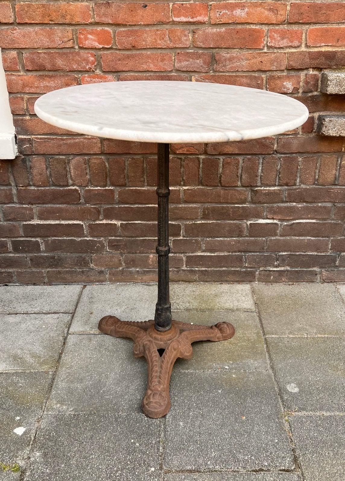 Franse bistrotafel met marmeren blad en gietijzeren voet, Tuin en Terras, Ophalen, Gebruikt, Rond, Metaal