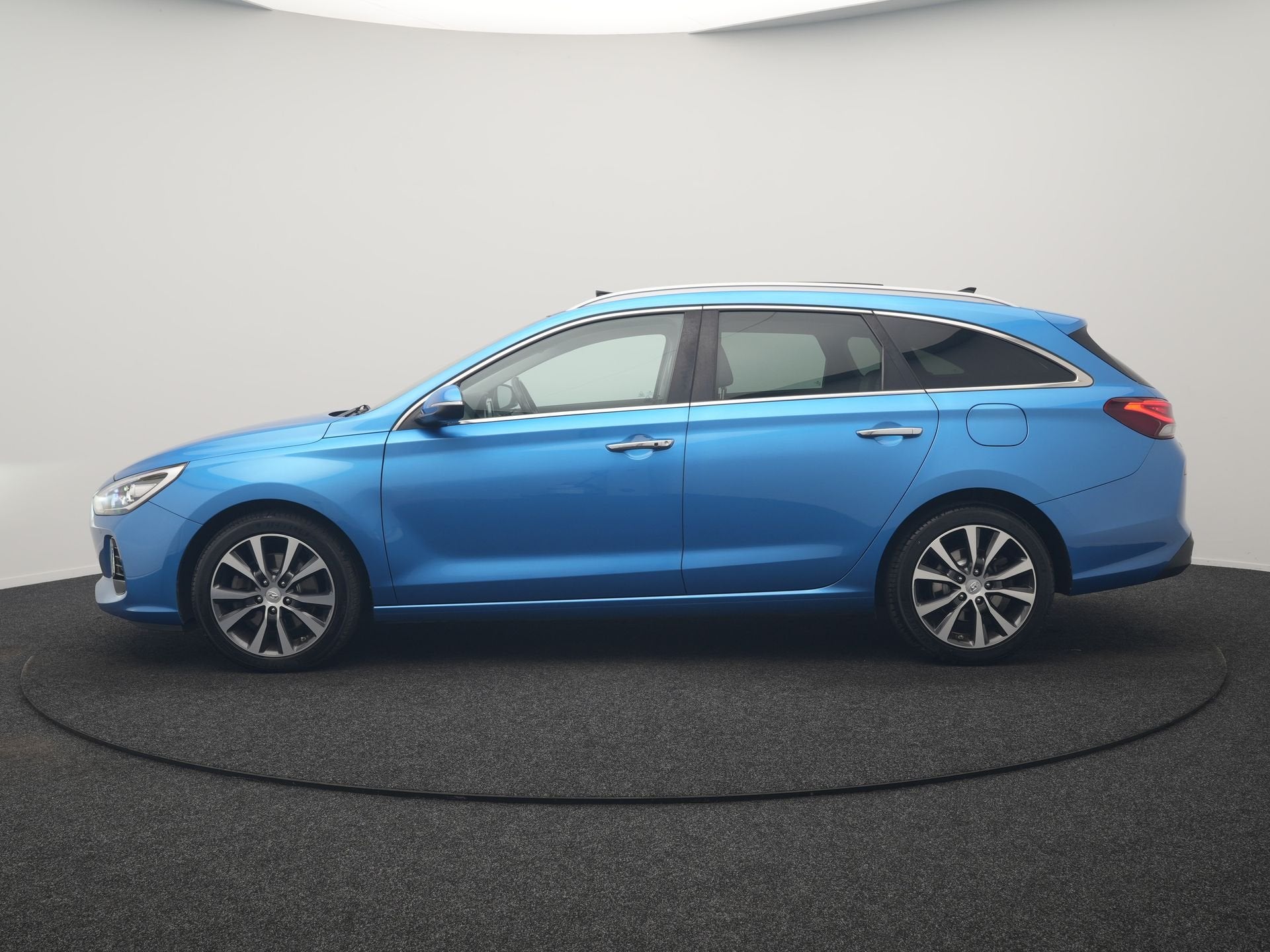Hyundai i30 Wagon 1.4 T-GDI Premium 141pk | Panodak | Adapti, Auto's, 4 cilinders, Blauw, Automatische klimaatregeling, Leder