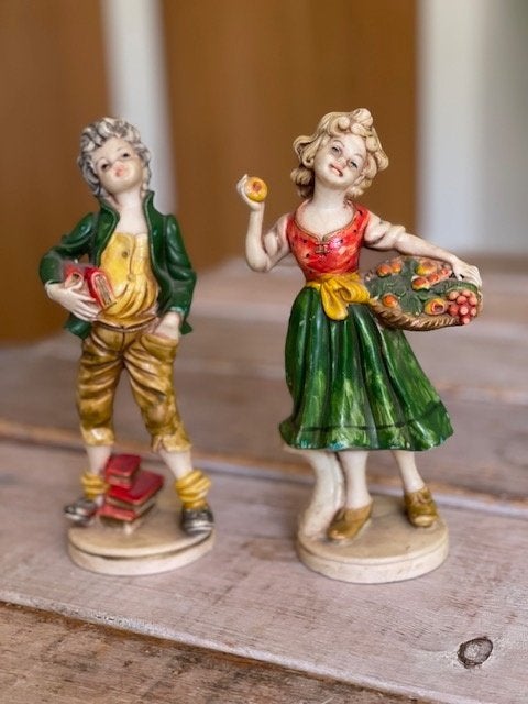 2 x vintage Italiaanse beeldje. Jongen en meisje Italie., Ophalen, Zo goed als nieuw, Mens