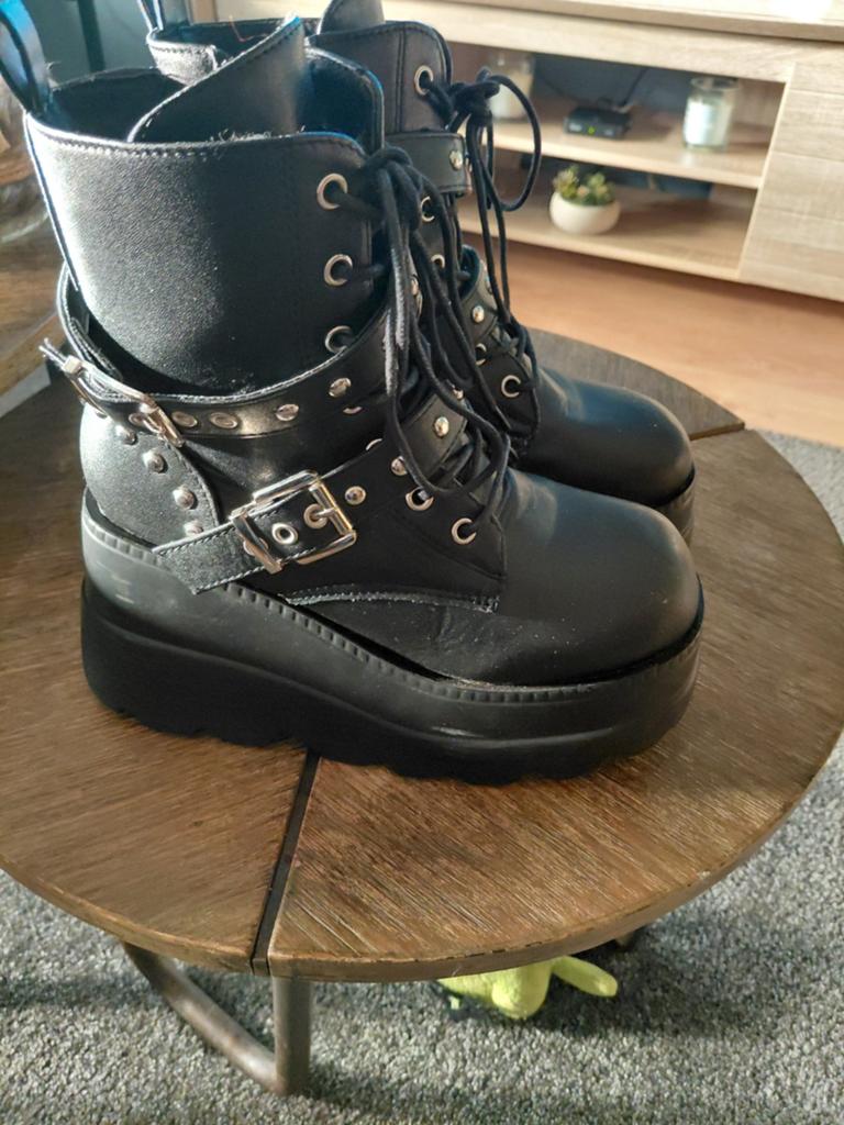 Zwarte platform laarzen met gespen en studs, Zwart, Lage of Enkellaarzen, Ophalen of Verzenden, Gedragen