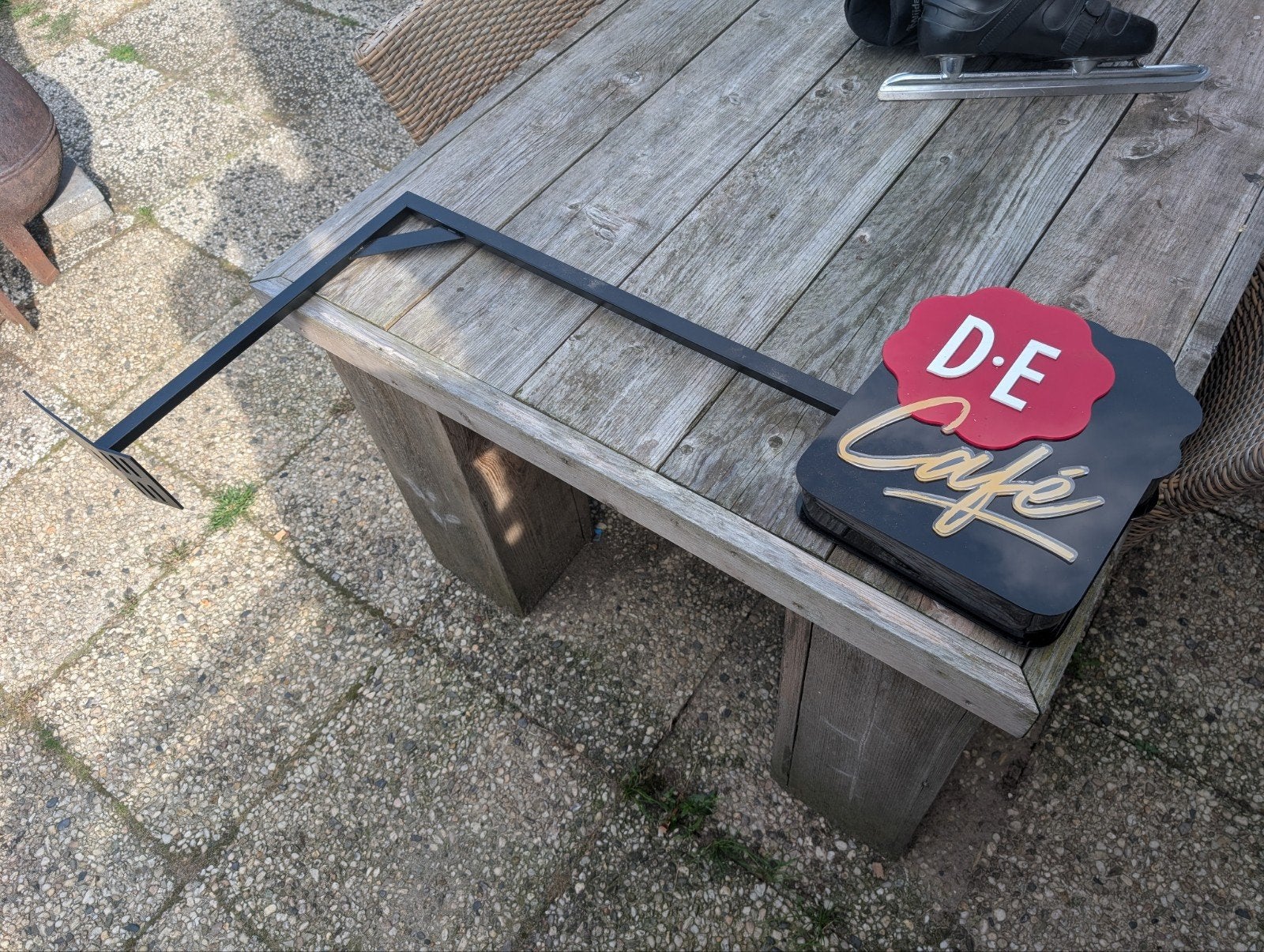 Douwe Egberts DE Café uithangbord met beugel, Ophalen of Verzenden, Gebruikt, Reclamebord