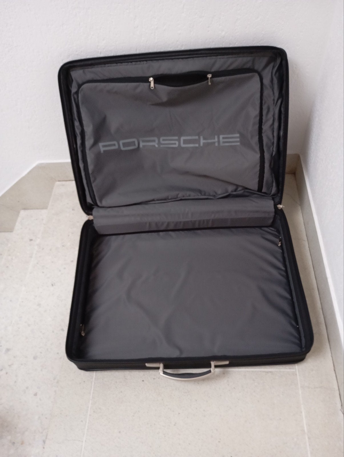 Porsche Koffer 70x50 cm - Zwart, Ophalen, Gebruikt, 20 tot 30 cm, Zwart