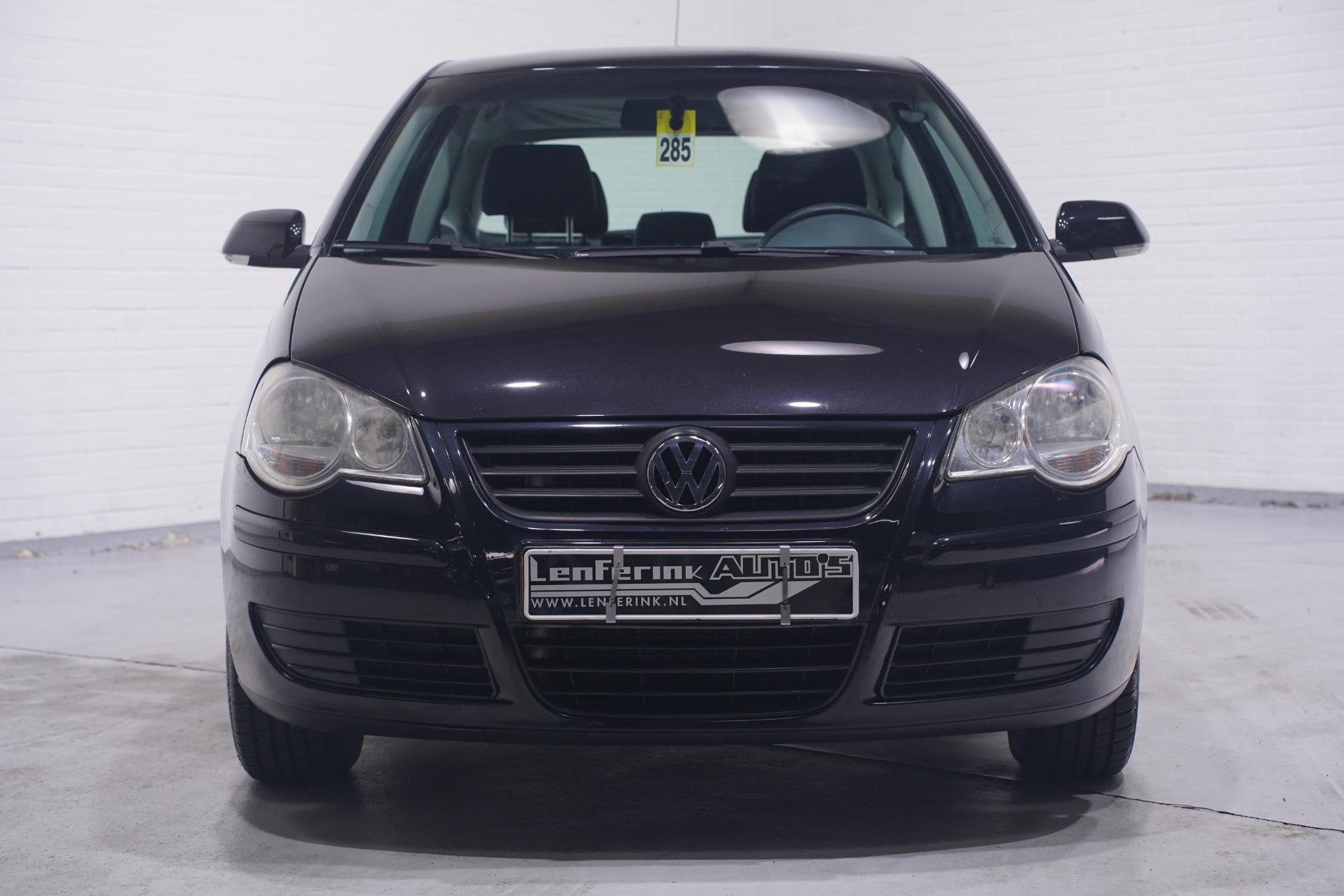 Foto 2 van Volkswagen Polo 1.2-12V Comfortline airco stereo 14"-lmv ele