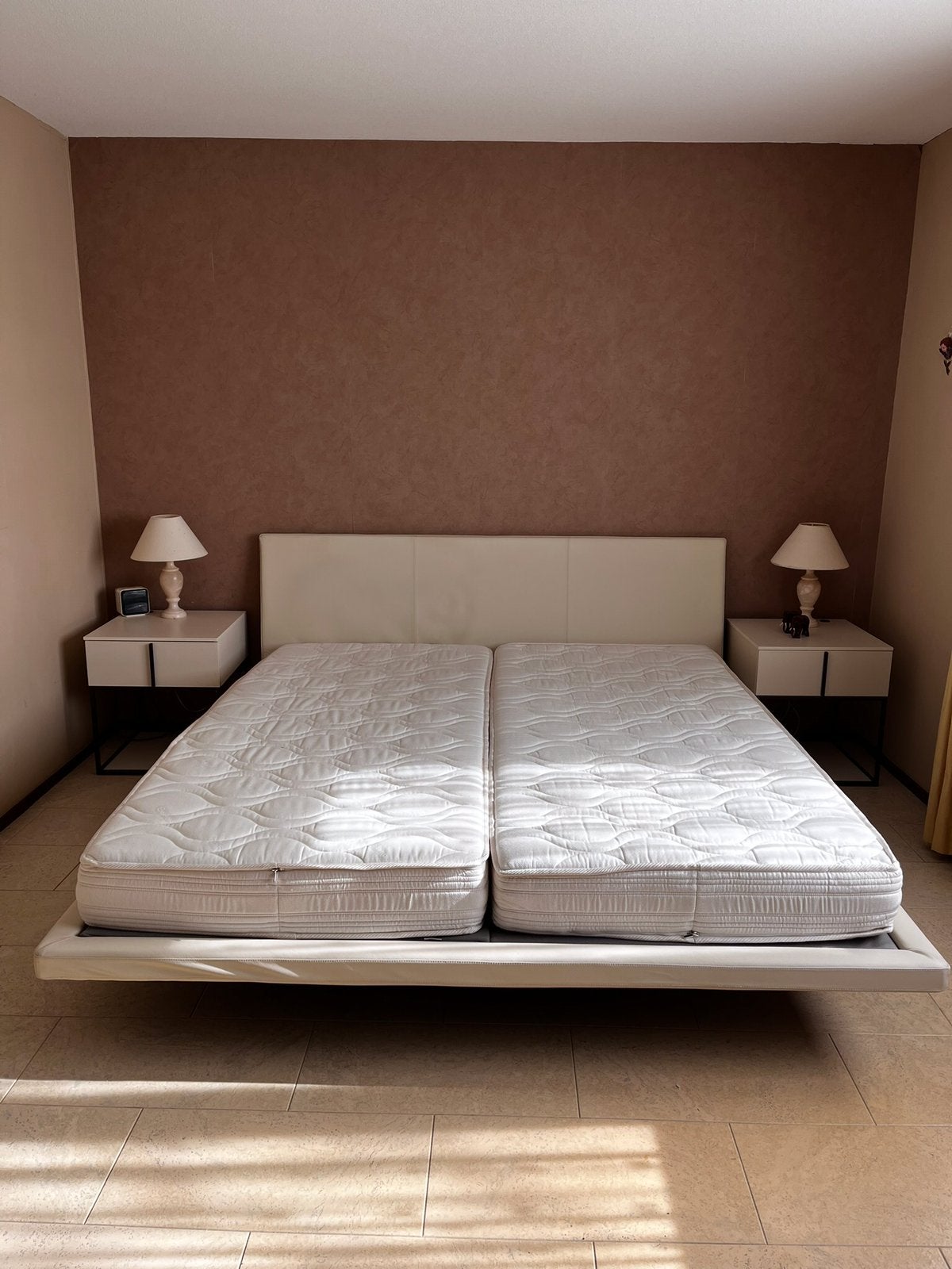tweepersoonsbed in gebroken wit leer van Bonaldo, Huis en Inrichting, Ophalen, Zo goed als nieuw, Tweepersoons
