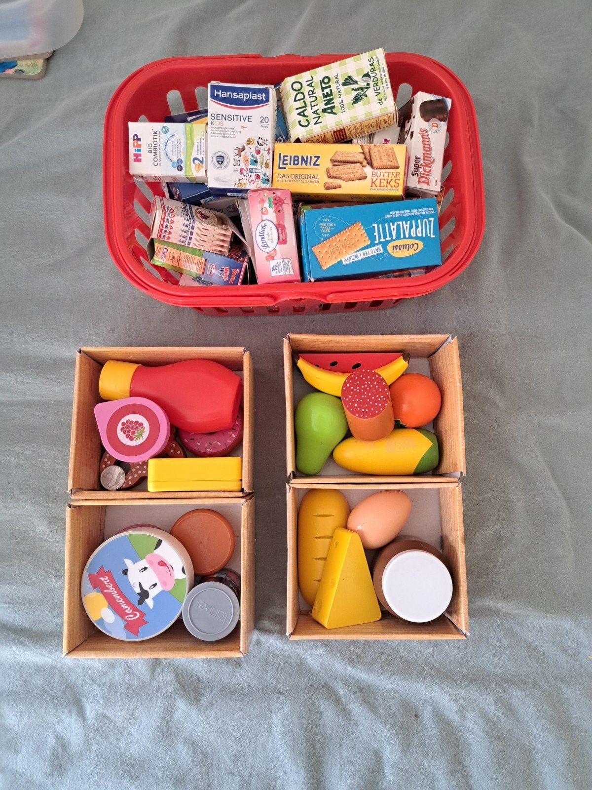 Speelgoed boodschappenmand met houten en kartonnen items, Ophalen of Verzenden, Gebruikt, Overige typen