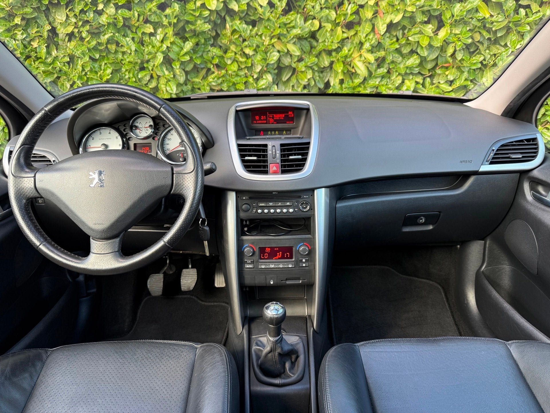 Peugeot 207 1.4 XS Pack |NWE APK|AIRCO|PANO|TREKHAAK|LEER, Auto's, Voorwielaandrijving, Zwart, 4 cilinders, 49 €/maand