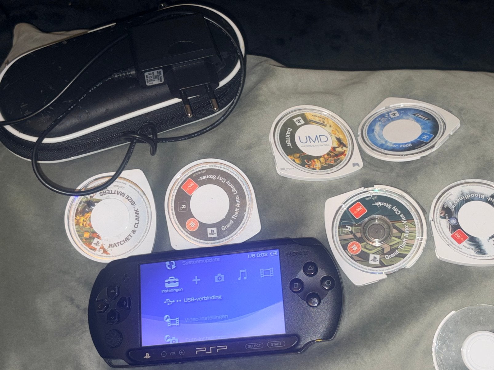 Sony psp E1004 serie console inclusief spelletjes, Ophalen of Verzenden, Zo goed als nieuw, 100 watt of meer