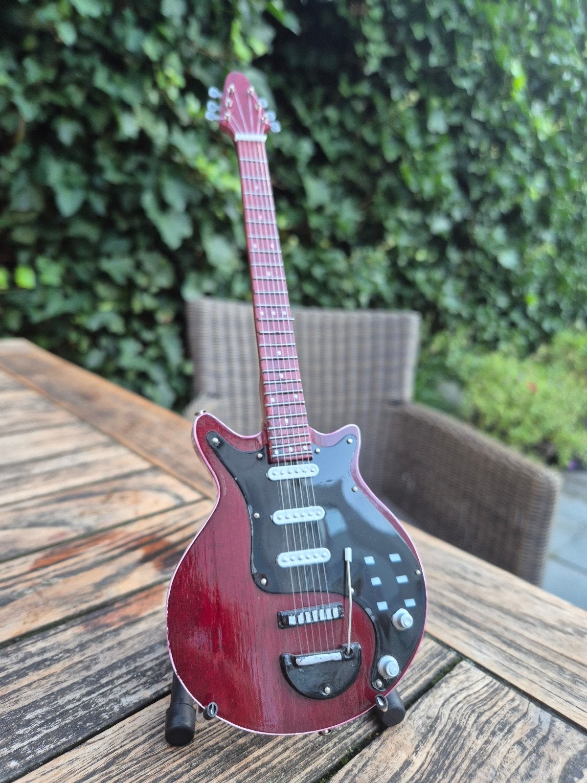 Miniatuur Brian May Signature vintage Cherry Gitaar, Verzamelen, Ophalen of Verzenden, Zo goed als nieuw, Pop, Beeldje of Miniatuur