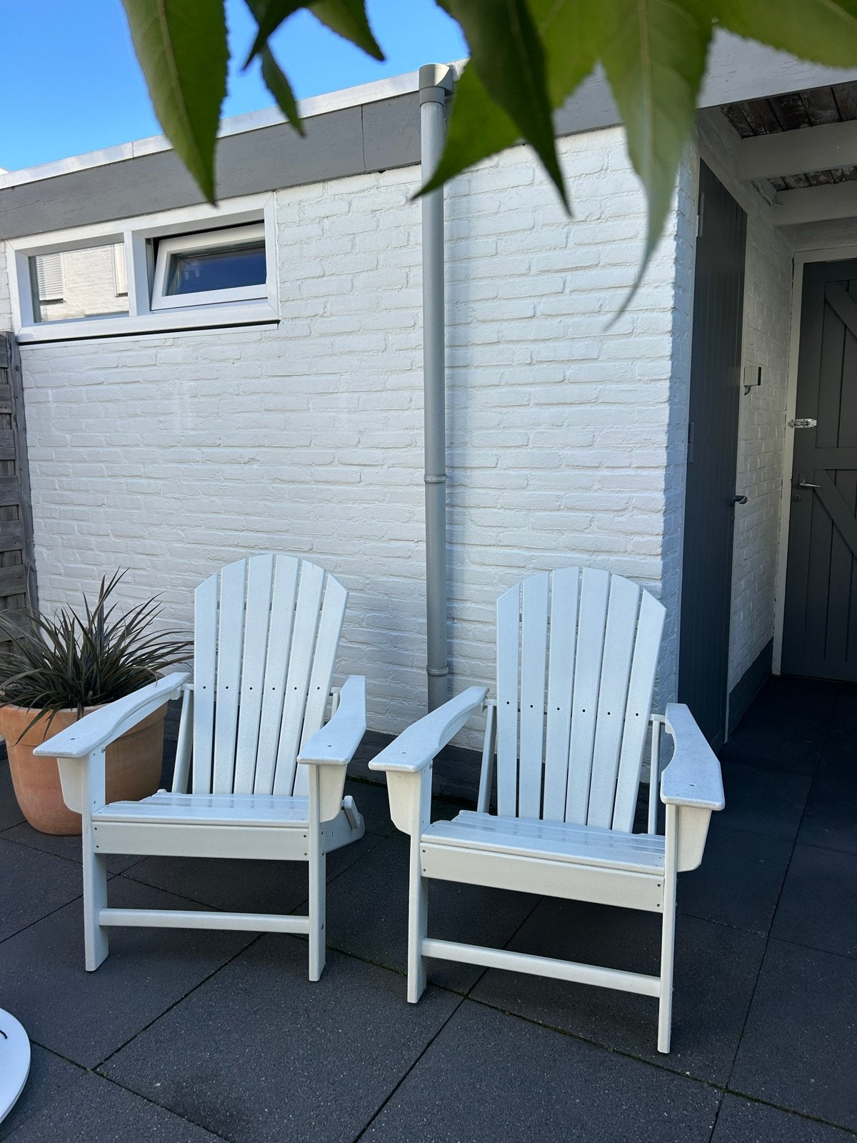 2 Witte Adirondack Tuinstoelen - Weerbestendig Kunststof, Tuin en Terras, Ophalen, Zo goed als nieuw, Kunststof