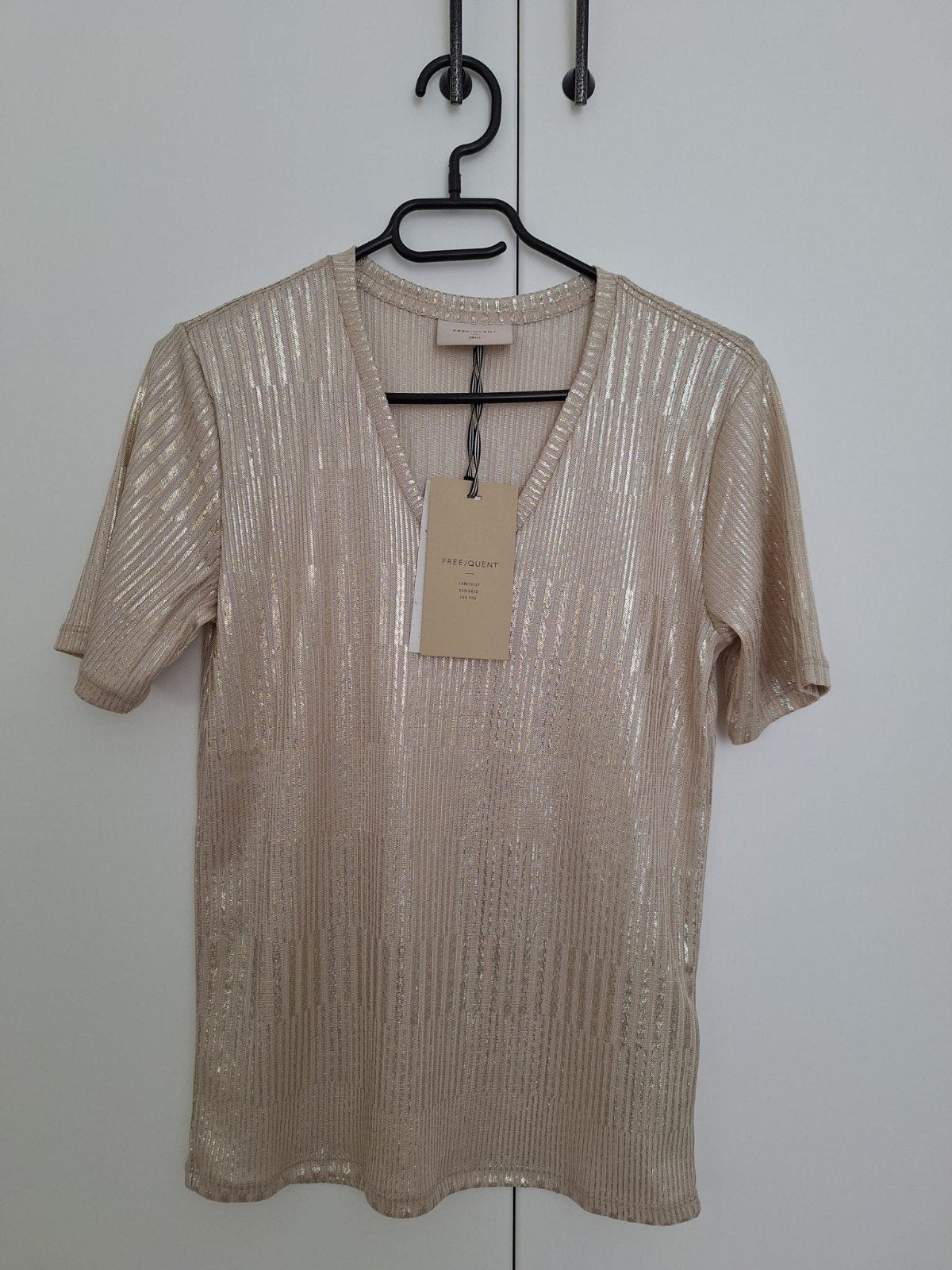 Champagne kleurig shirt van Freequent -Nieuw!, Kleding | Dames, Ophalen of Verzenden, Nieuw, Beige, Korte mouw
