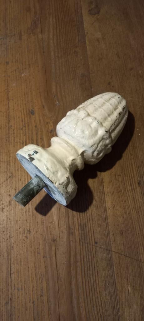 Antieke gietijzeren paalornament in maïskolfvorm, Ophalen