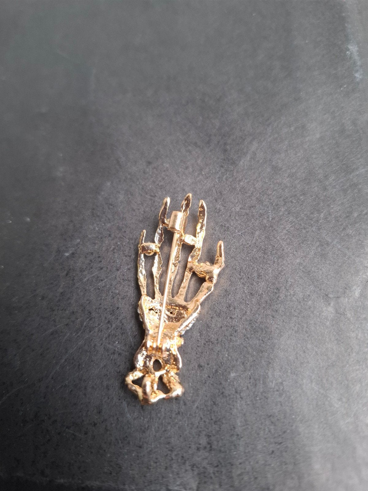 Goudkleurige broche skelet hand met strass, Overige materialen, 4 tot 7 cm, Nieuw, Ophalen of Verzenden