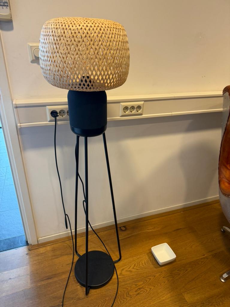 IKEA vloerlamp met bamboe kap met speaker, Ophalen, Zo goed als nieuw, Hout, 100 tot 150 cm