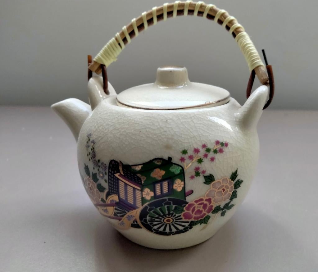 Vintage Japanse mini theepot met rieten handvat, Ophalen of Verzenden