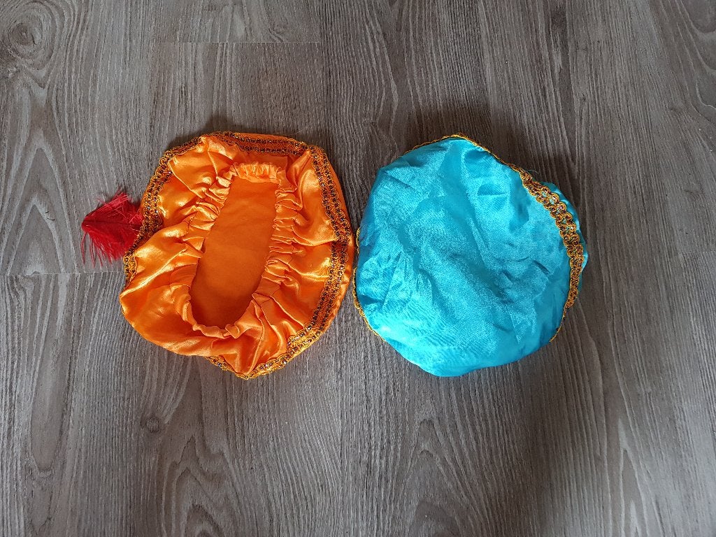 2 pieten mutsen, Ophalen of Verzenden, Zo goed als nieuw