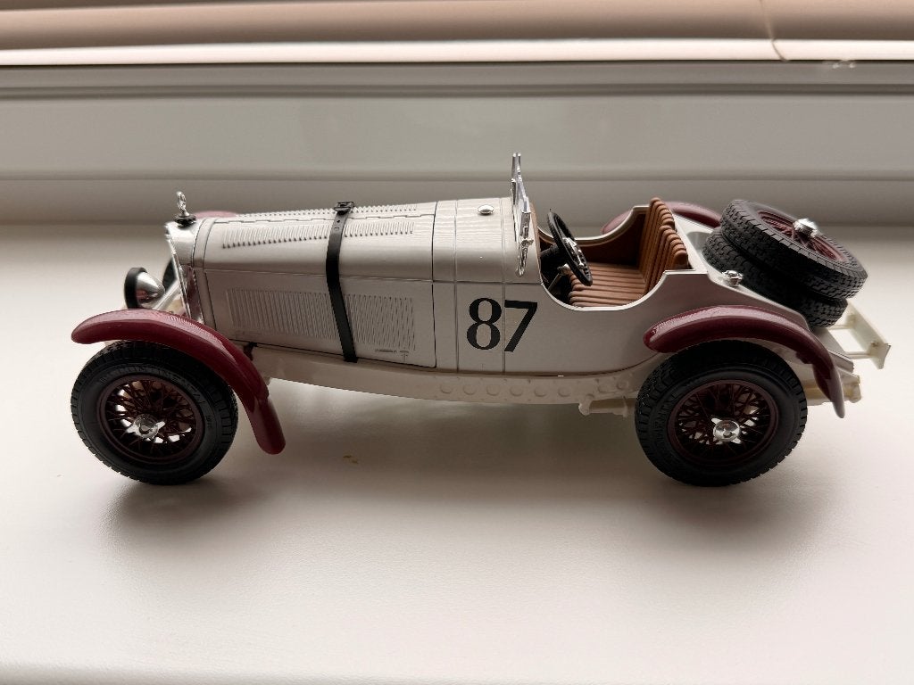 Bburago Mercedes Benz Wit met rode spatborden schaal 01:18, Ophalen, Zo goed als nieuw, Auto, Bburago