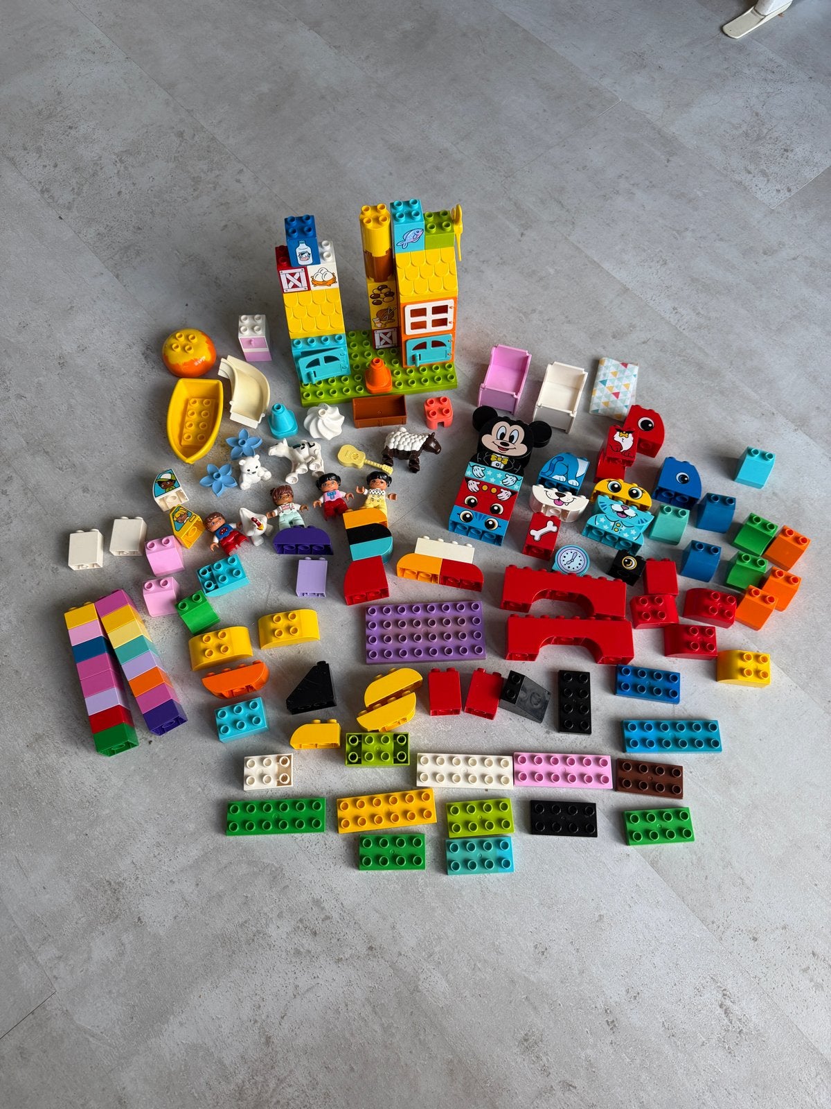 LEGO Duplo met figuren en diverse blokken, Inclusief minifiguren, Gebruikt, Ophalen of Verzenden, Duplo
