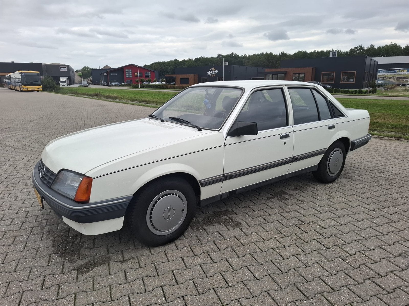 Opel Rekord1985 Wit wegenbelasting vrij automaat, trekhaak,, Auto's, Automaat, 1350 kg, 1956 cc, Overige modellen