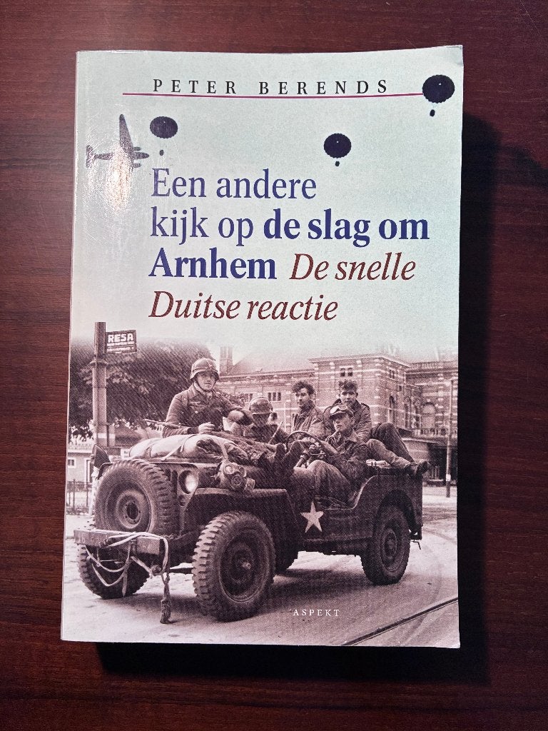 Boek - Een andere kijk op de Slag om Arnhem (Berends, 2002), Peter Berends, Ophalen of Verzenden, Luchtmacht, Tweede Wereldoorlog