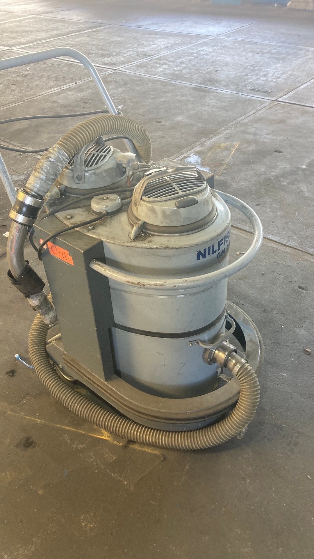 Nilfsk GM 625 bedrijfsstofzuiger me 2 motoren goed werkend, Ophalen, Gebruikt, Gereedschap of Toebehoren