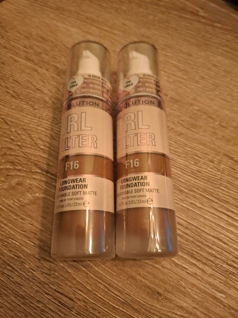 2 Nieuwe foundation van revolution kleur f16 (advr 406), Overige kleuren, Gehele gezicht, Nieuw, Ophalen of Verzenden