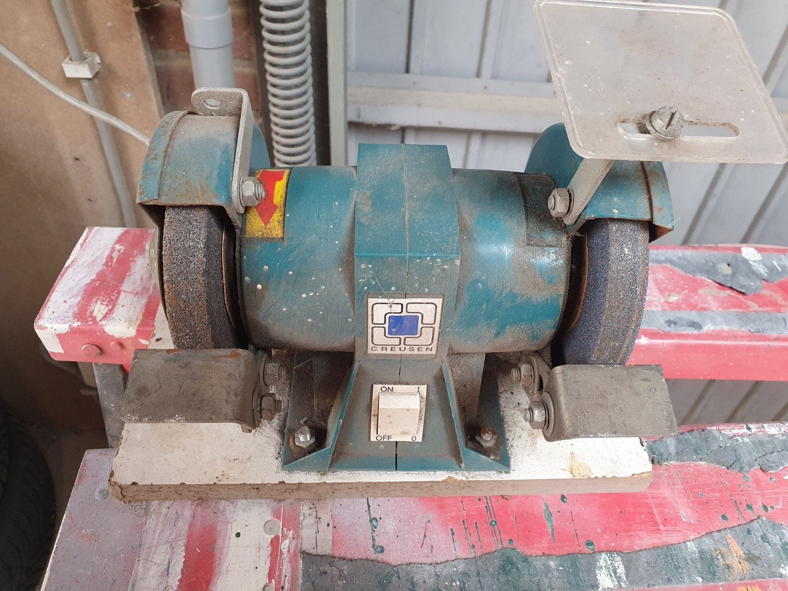 Slijpsteen. Elektrisch slijpapparaat., Ophalen of Verzenden, Minder dan 700 watt, Werkbankslijpmachine