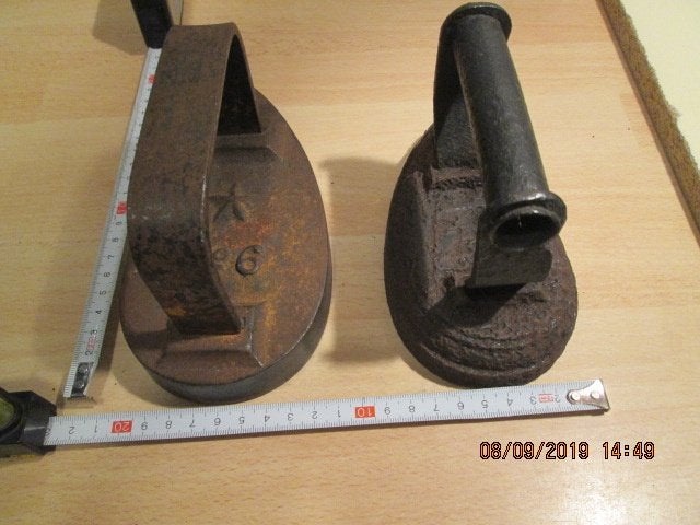 2 Oude Zware IJzeren Strijkijzers +1 Briketbout 2kg, Ophalen of Verzenden
