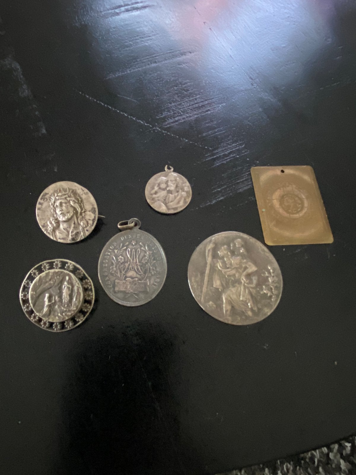 diverse broches en munten reliegeus, Ophalen of Verzenden