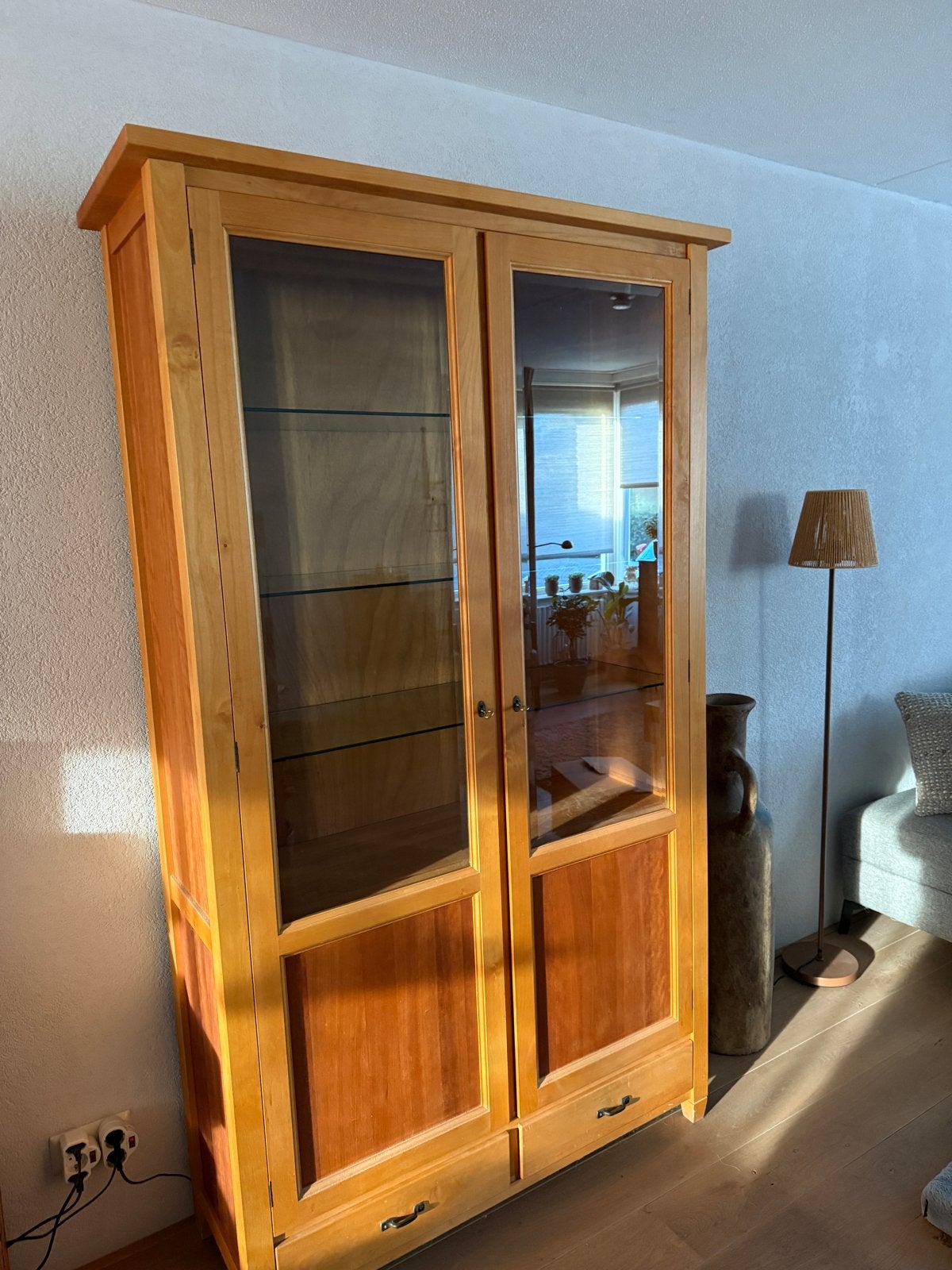 Vitrinekast van mooi kersenhout, met glazen schappen, 200 cm of meer, Met lade(s), 25 tot 50 cm, 50 tot 100 cm