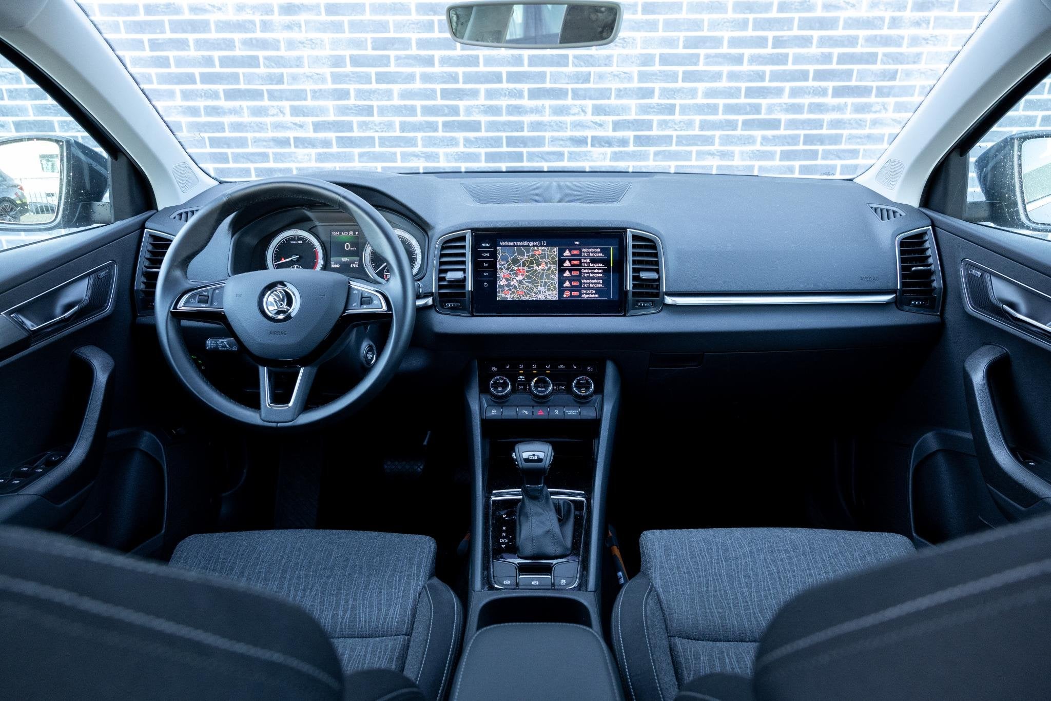Skoda Karoq 1.5 TSI DSG Style Business | Trekhaak | Panorama, Auto's, Stof, 4 cilinders, 150 pk, Bedrijf