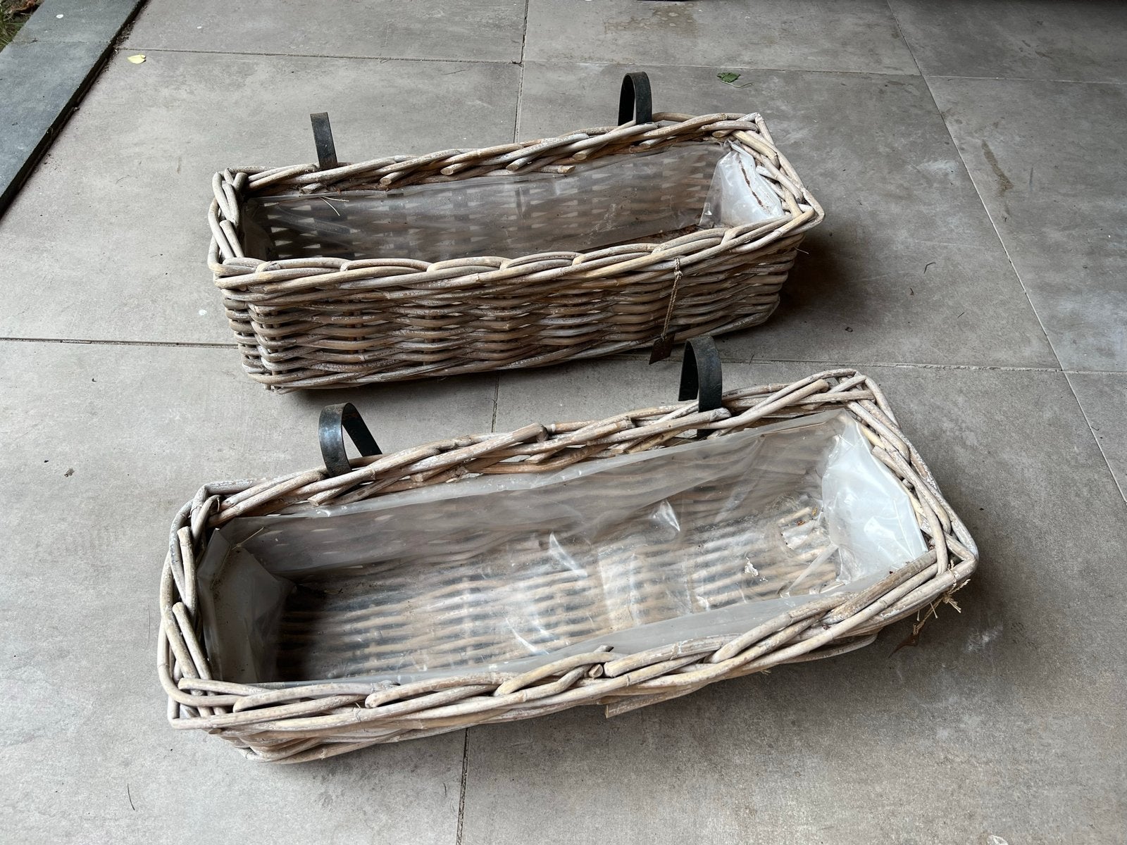 2 rieten balkon bloembakken met haken, Ophalen, Overige materialen, Gebruikt, Minder dan 30 cm
