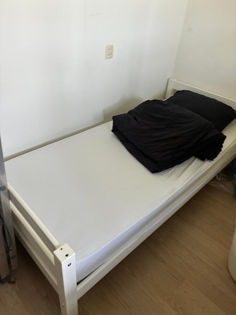 1 persoons bed wit houtincl  matras, Ophalen, 90 cm, Eenpersoons, Wit