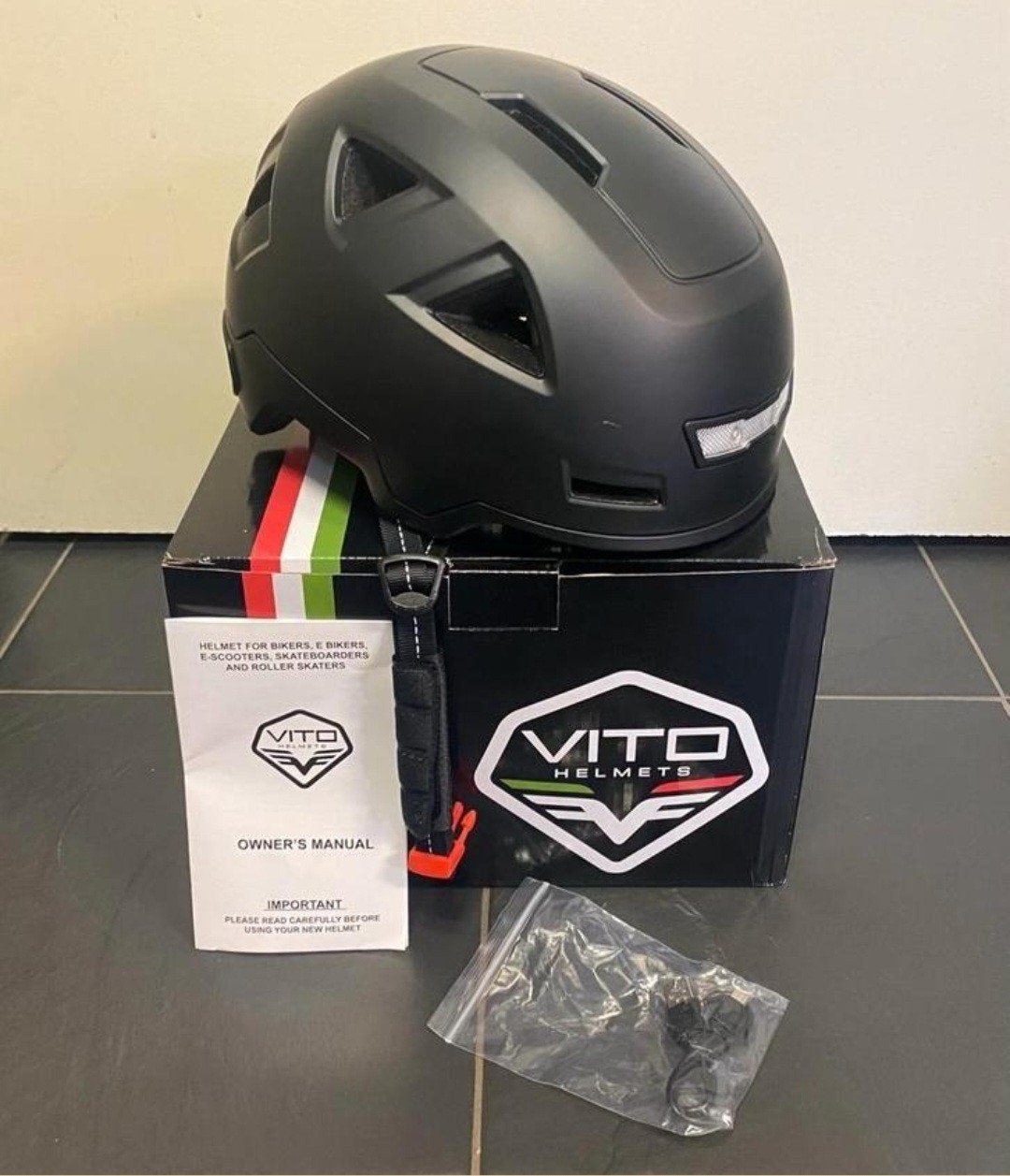 NIEUWE HELM SNORFIETS, SCOOTER OF FATBIKE EBIKE, Fietsen en Brommers, Brommerhelmen, Www.scooterapeldoorn.nl, Vito, Vlijtseweg 17-2, 7317 AC. APELDOORN