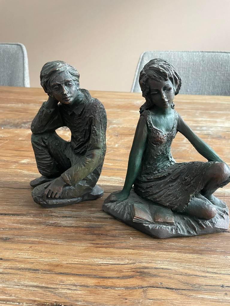 Twee bronzen beeldjes boekenhouders, Antiek en Kunst, Ophalen of Verzenden, Brons