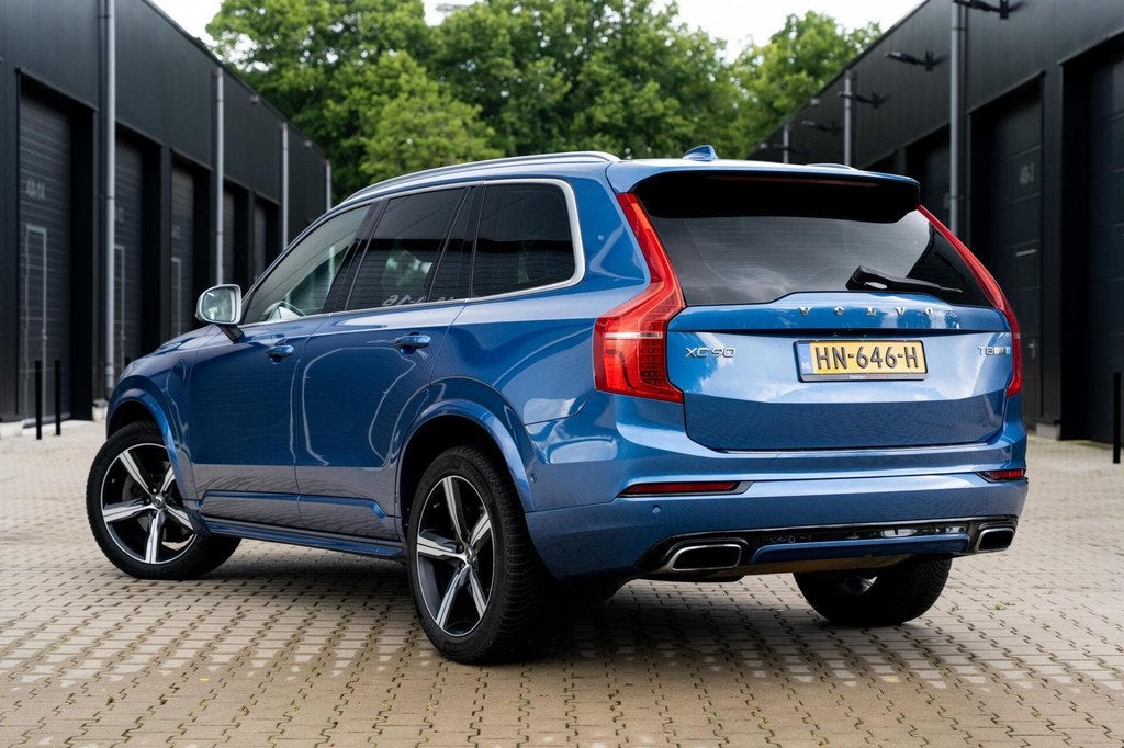 Volvo XC90 2.0 T8 AWD R-Design *Luchtvering* B&W* HUD* Pano*, Auto's, Gebruikt, 1969 cc, 7 stoelen, Bedrijf