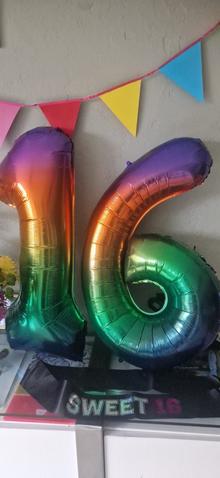 Grote '16' cijferballonnen sweet sixteen Regenboogkleuren, Ophalen of Verzenden, Zo goed als nieuw, Versiering, Verjaardag