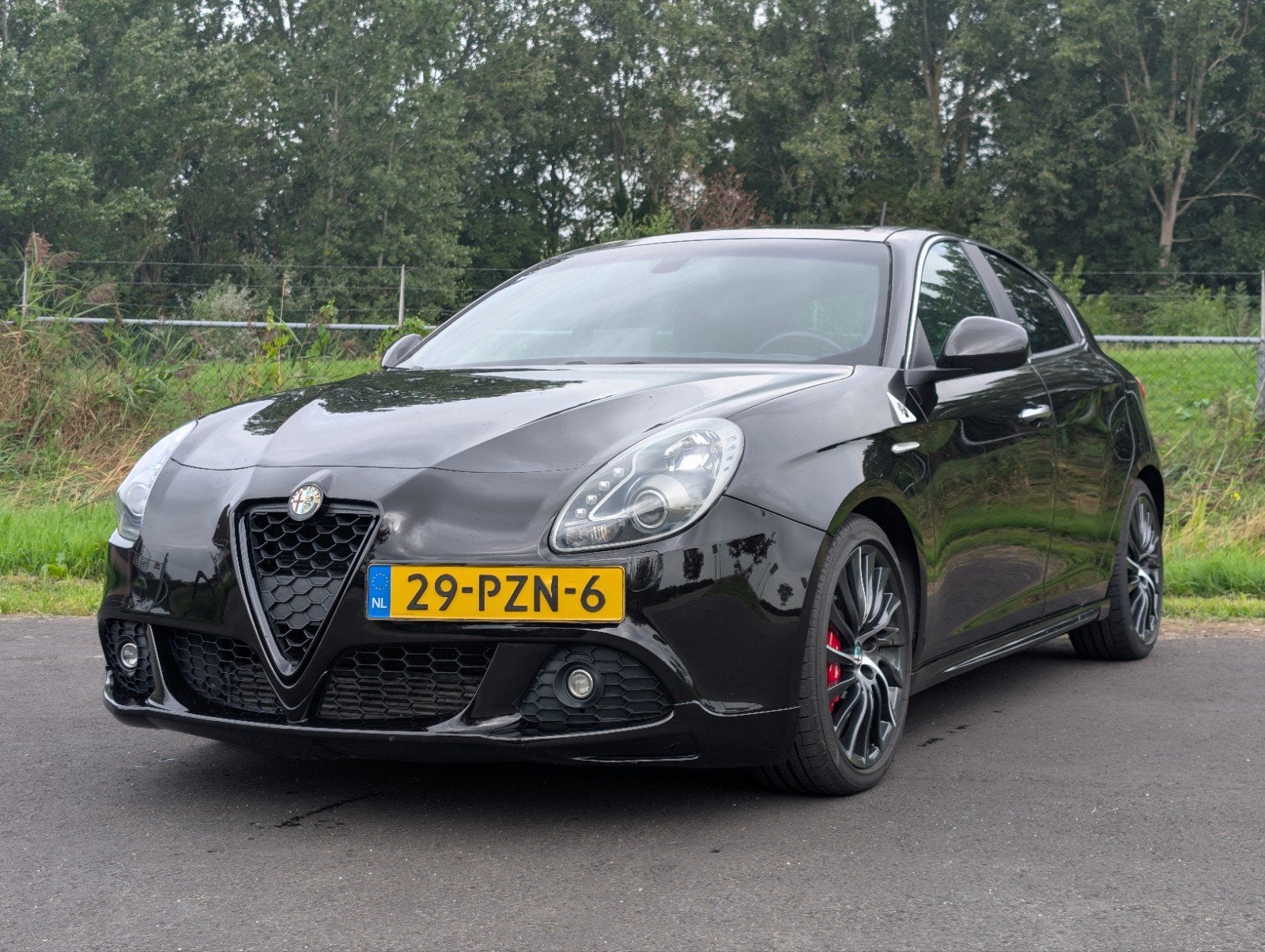 Alfa Romeo Giulietta 1.750 TBI 2011 Zwart, 4 cilinders, Inductieladen voor smartphones, Zwart, Handgeschakeld