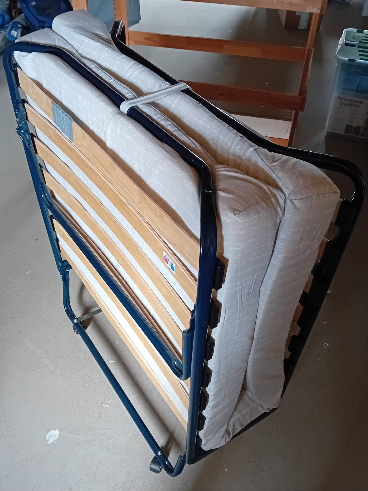 Opvouwbaar logeerbed met matras en hoes, Ophalen, Gebruikt, Eenpersoons, Blauw