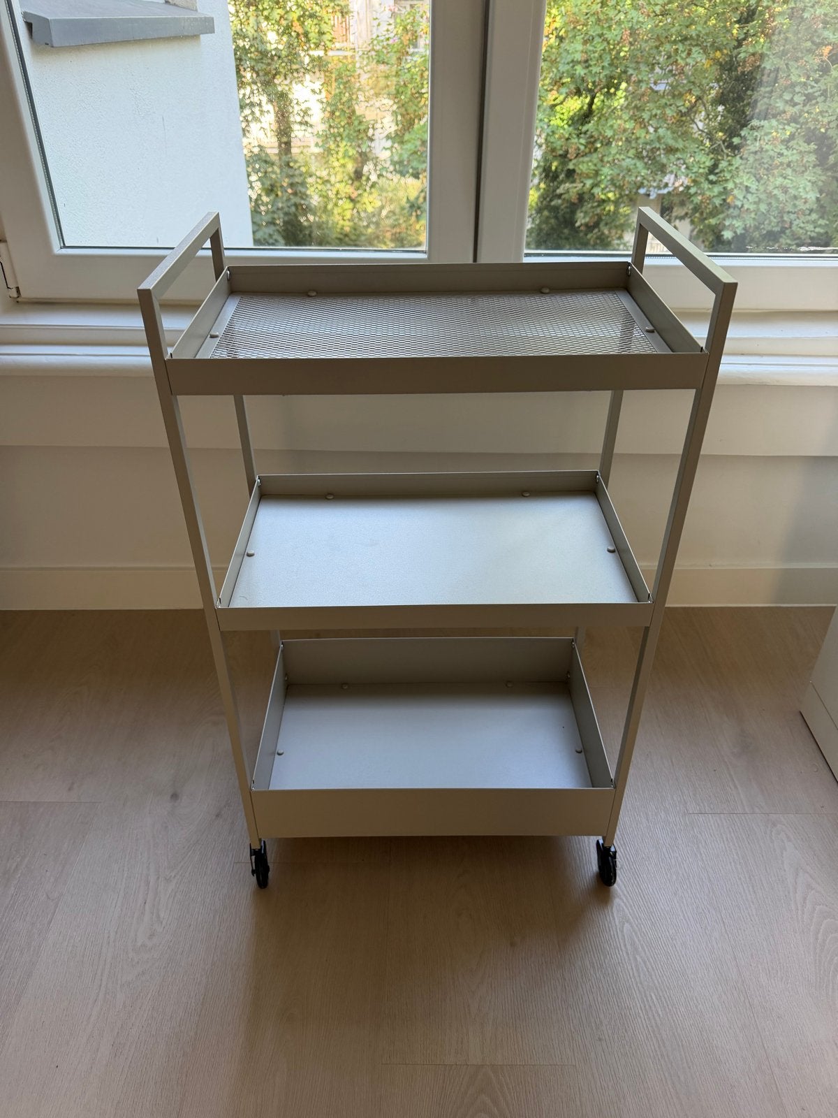 VANDAAG Verrijdbaar metalen serveerwagen/trolley - Beige, Huis en Inrichting, Ophalen, Zo goed als nieuw