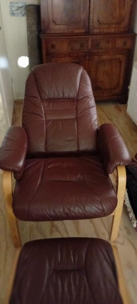 Comfortabele leren fauteuil met voetenbank, Gebruikt, 75 tot 100 cm, Ophalen of Verzenden, Klassiek comfort