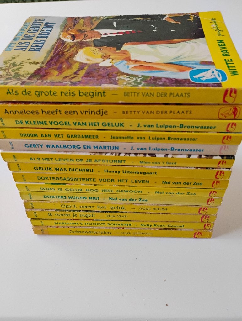 14 Witte Raven pockets (meisjes) per stuk te koop, Ophalen of Verzenden, Gelezen