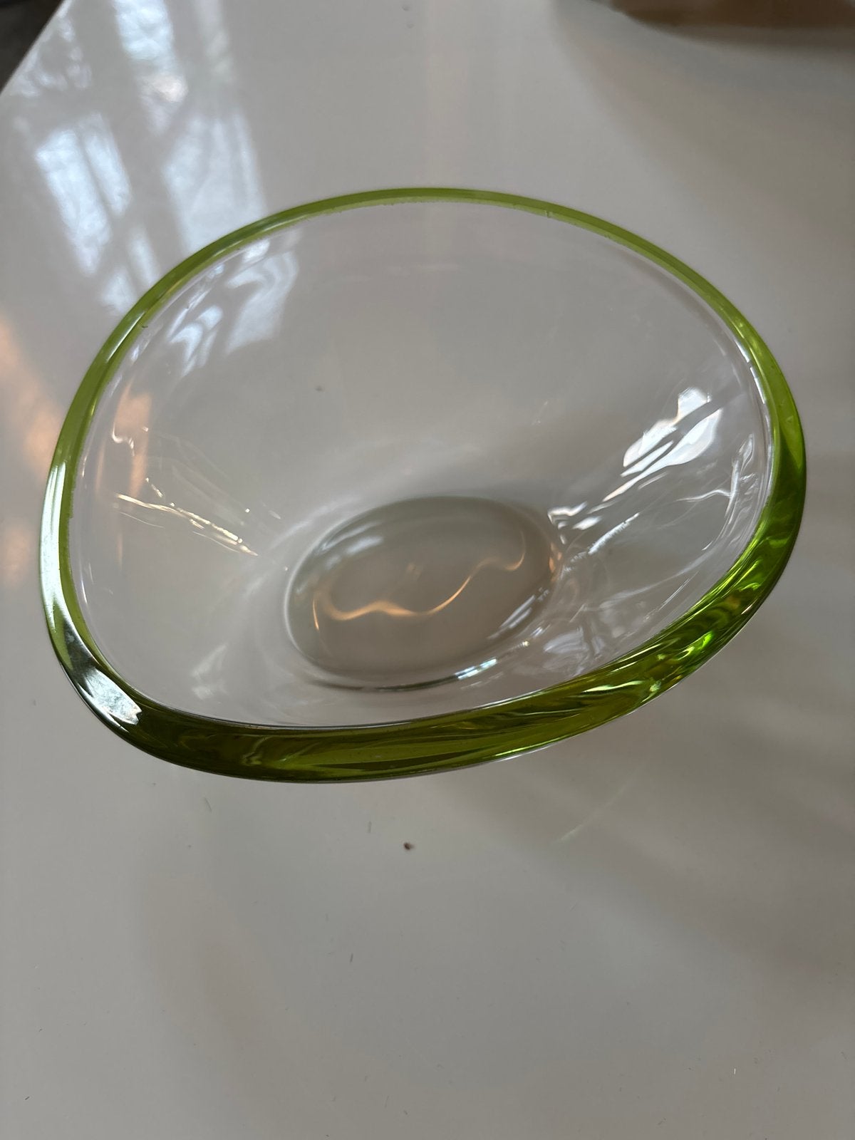 Iitala Glazen schaal met groene rand, Ophalen of Verzenden, Zo goed als nieuw, Rond, Glas