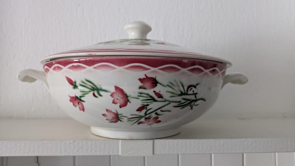 Franse Retro Vintage Digoin dekschaal rode bloemen, Ophalen of Verzenden, Zo goed als nieuw, Overige stijlen, Schaal of Schalen